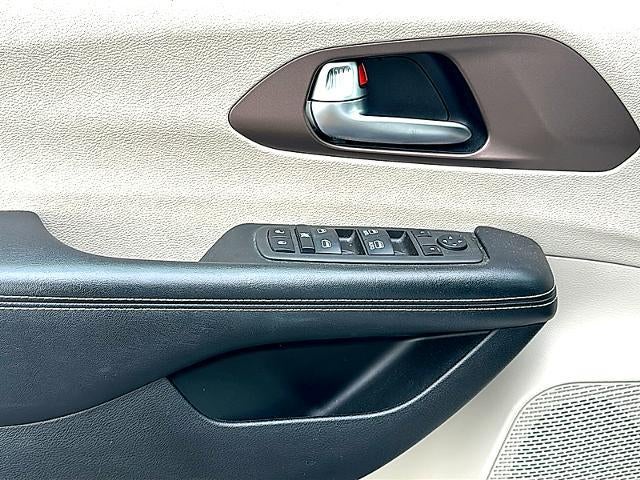 2022 Chrysler Voyager LX FWD