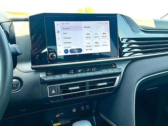2025 Toyota Camry LE (SE)