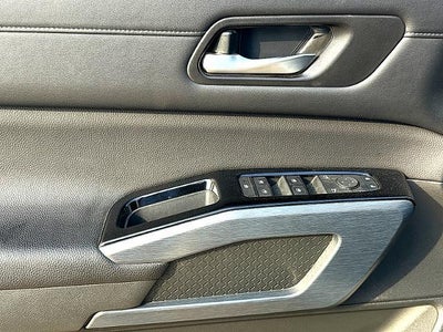 2025 Nissan Pathfinder SL FWD