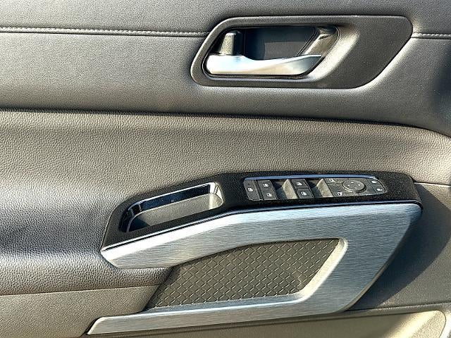 2025 Nissan Pathfinder SL FWD