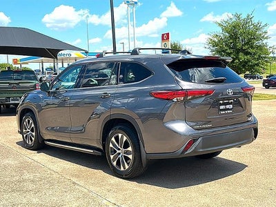 2022 Toyota Highlander XLE FWD (Natl)
