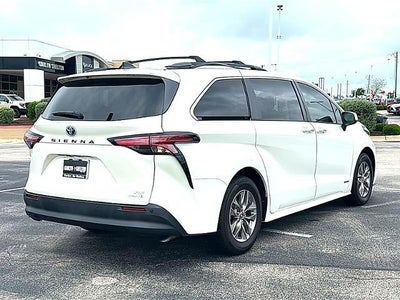 2021 Toyota Sienna XLE FWD 8-Passenger (Natl)