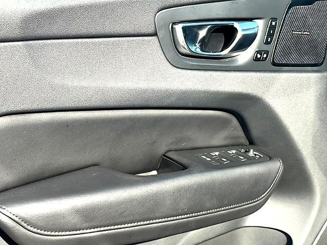 2023 Volvo XC60 B5 AWD Plus Dark Theme