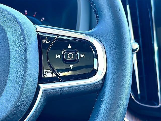 2023 Volvo XC60 B5 AWD Plus Dark Theme