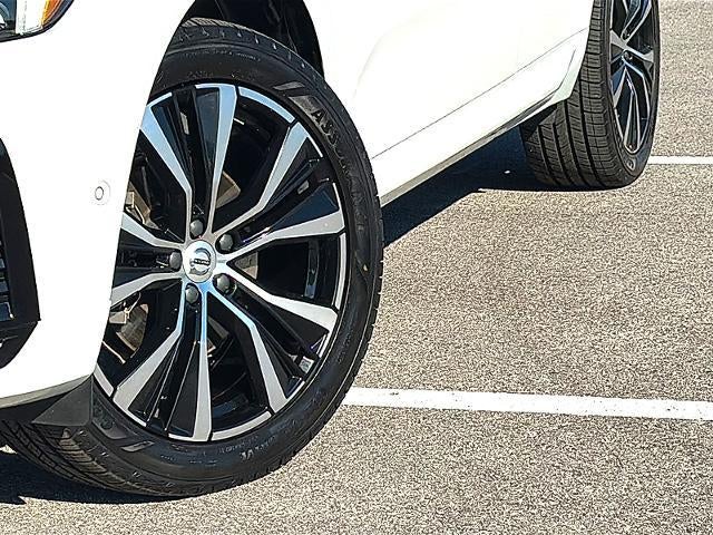 2023 Volvo XC60 B5 AWD Plus Dark Theme