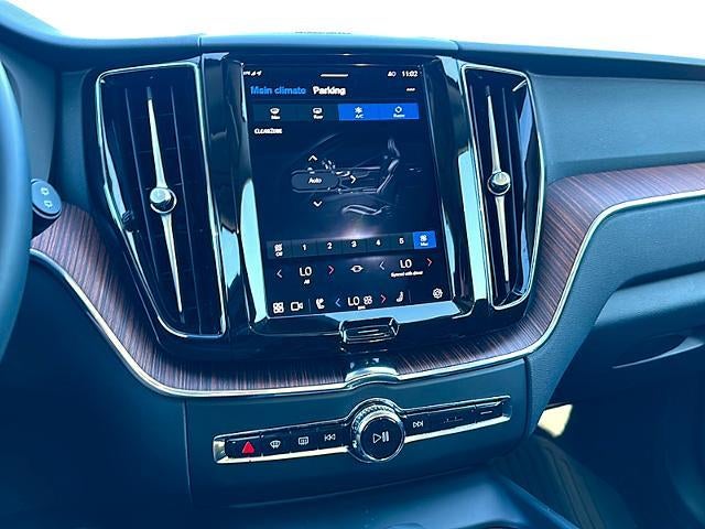 2023 Volvo XC60 B5 AWD Plus Dark Theme