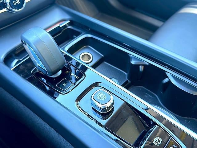 2023 Volvo XC60 B5 AWD Plus Dark Theme