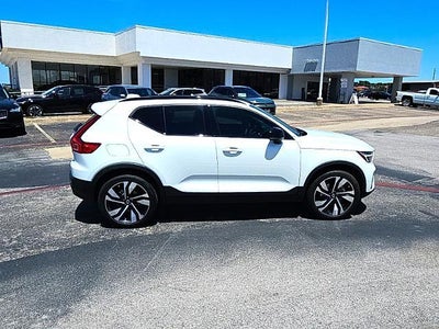 2025 Volvo XC40 B5 AWD Plus Dark Theme