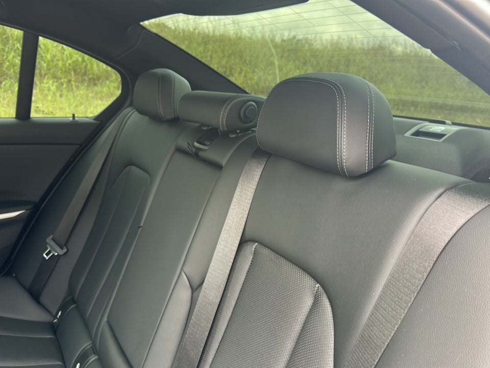 2023 BMW 3 Series 330i