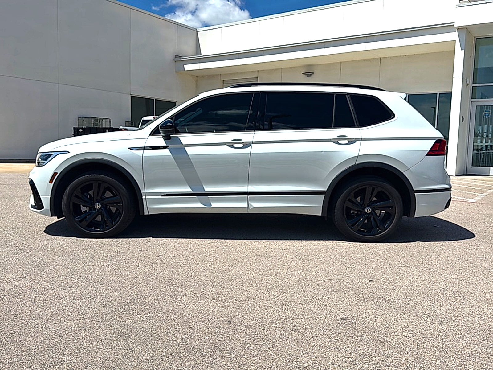 2023 Volkswagen Tiguan SE R-Line Black